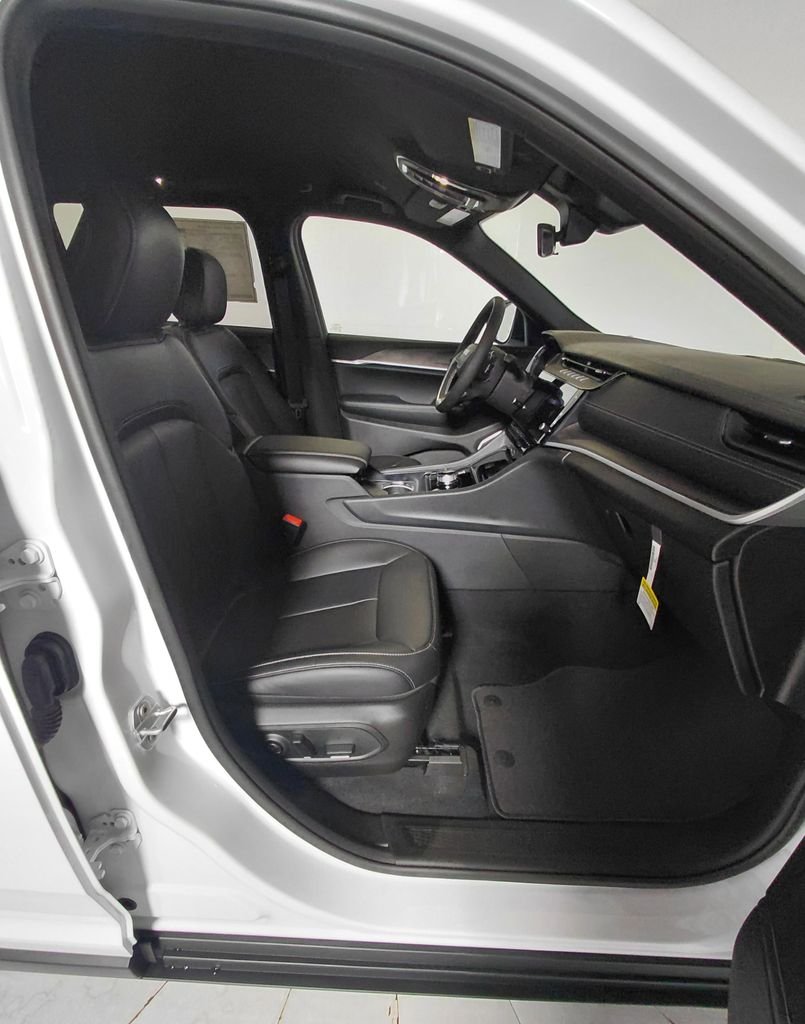 New 2026 Bright White Clear-Coat Exterior Paint Jeep Limited image 15
