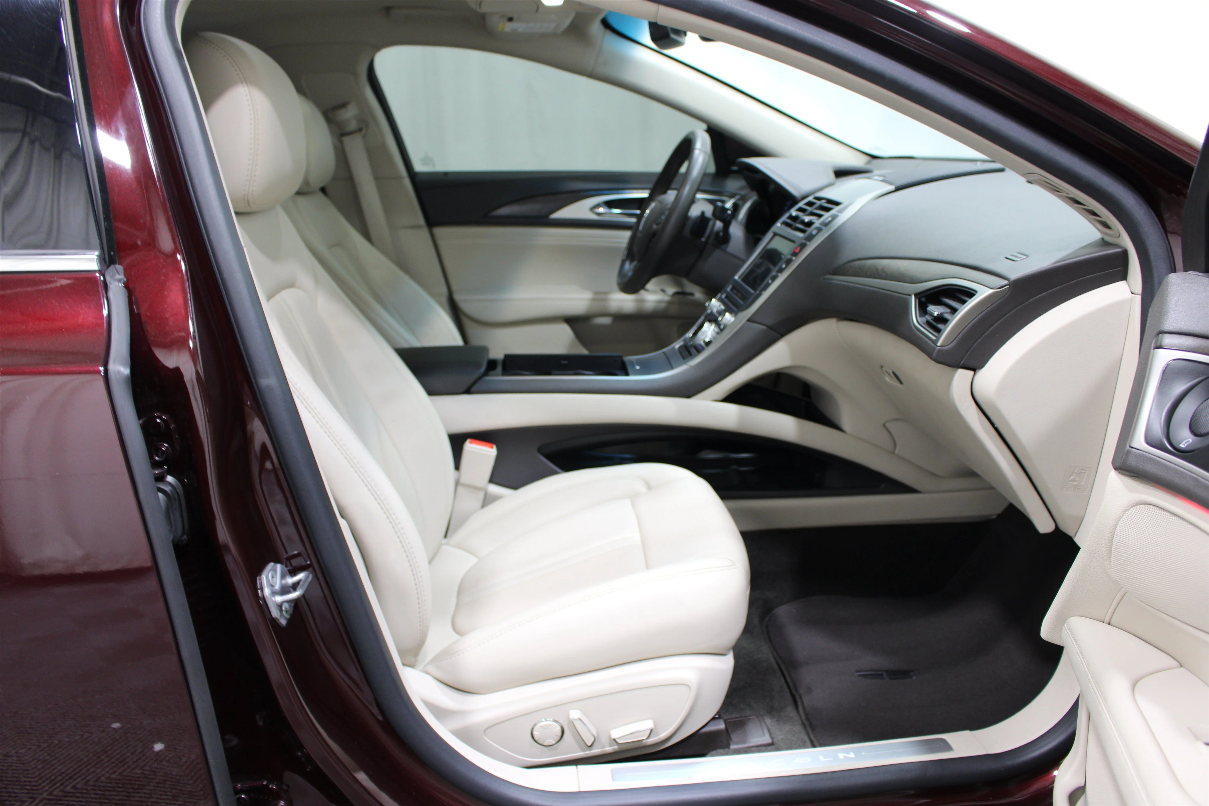 Used 2018 Burgundy Velvet Metallic Tinted Clearcoat Lincoln Select image 26