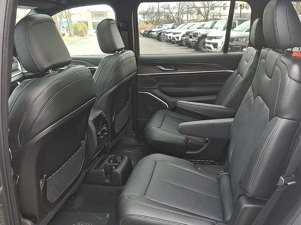 New 2026 Diamond Black Crystal Pearl-Coat Exterior Paint Jeep Limited image 7