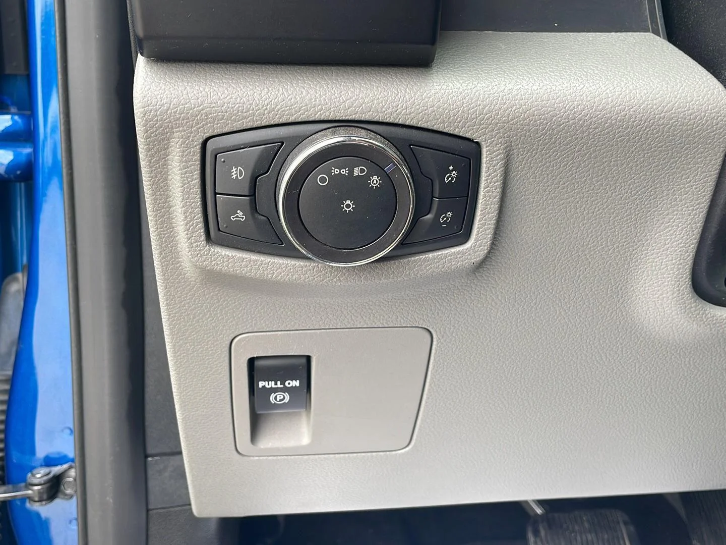 Used 2018 Lightning Blue Ford XL image 16