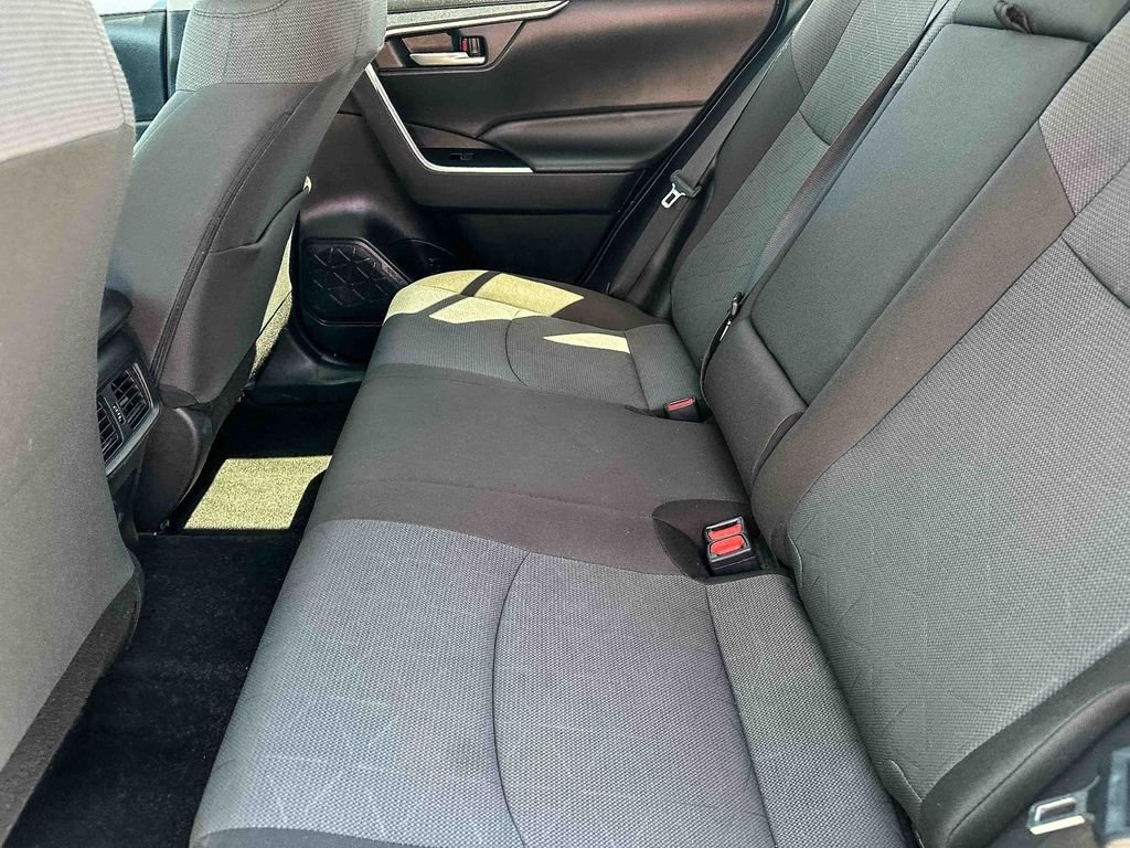 2025 Toyota RAV4 XLE - Photo 18