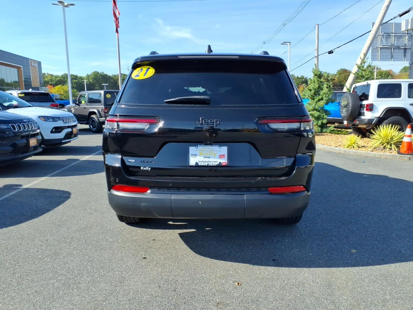 Used 2021 Diamond Black Crystal P/C Jeep Altitude image 9
