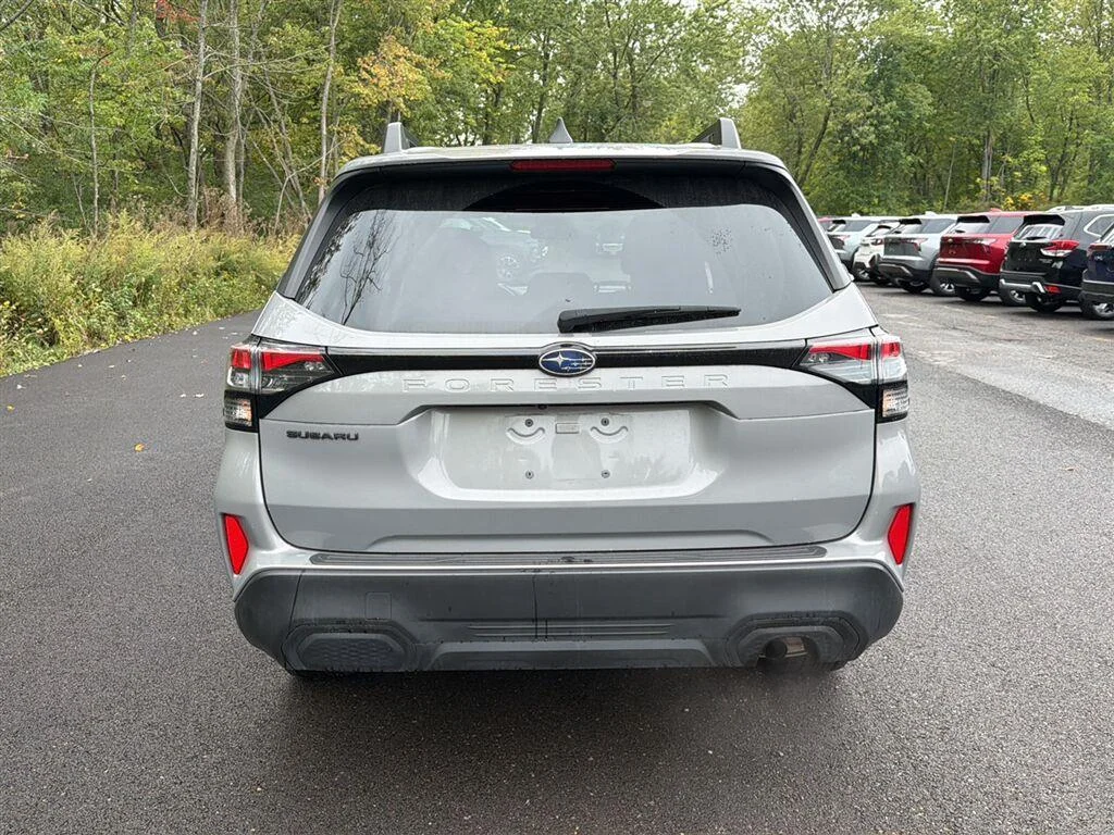 Used 2025 River Rock Pearl Subaru Premium image 9