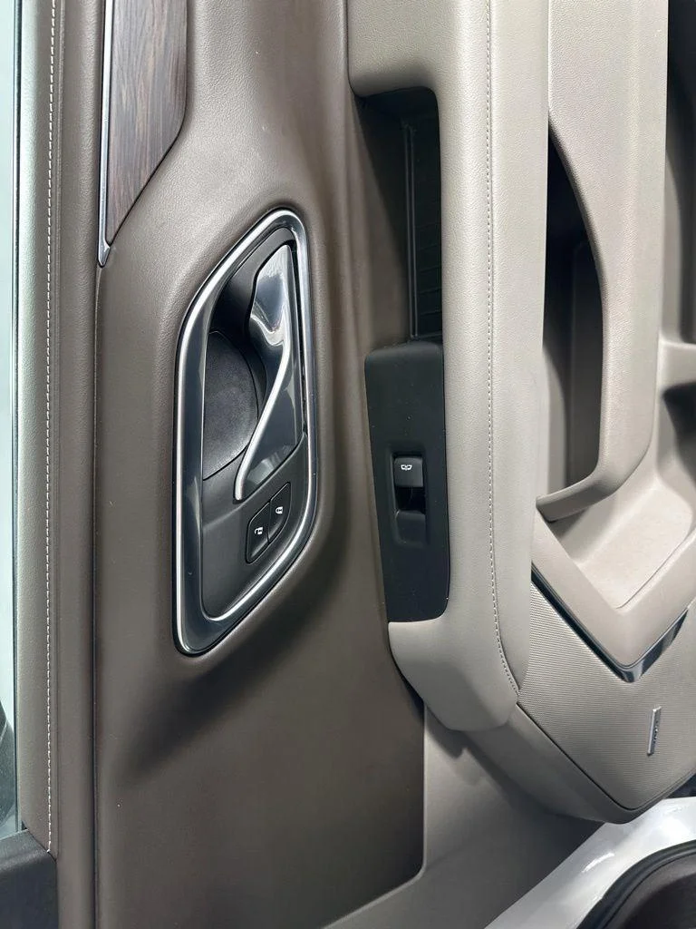 Used 2023 Pearl Chevrolet Z71 image 5
