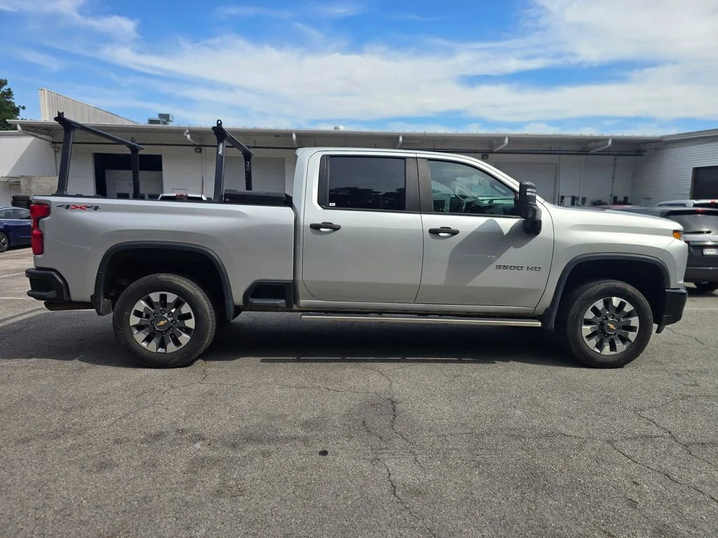 Used 2022 Silver Chevrolet Custom image 8