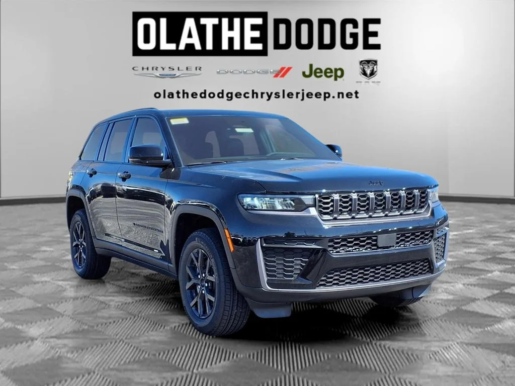 New 2026 Diamond Black Crystal Pearl-Coat Exterior Paint Jeep Laredo Altitude image 30