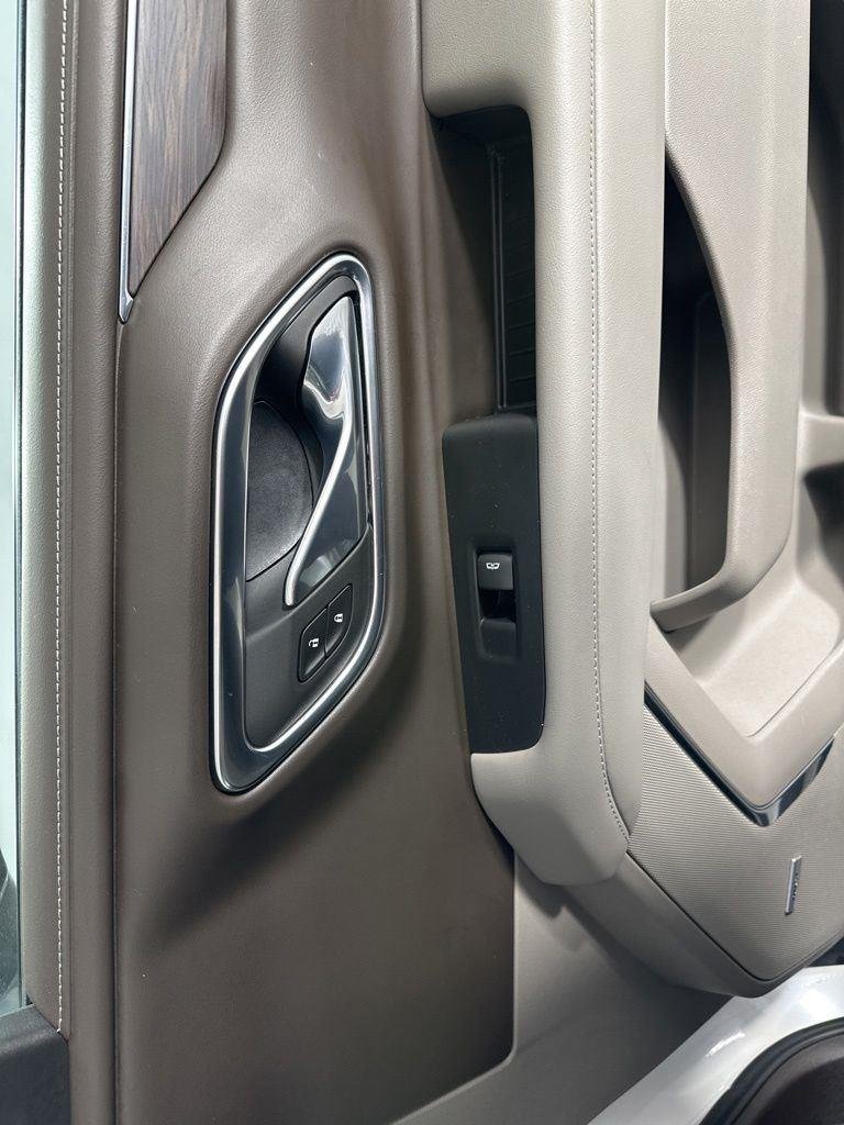 Used 2023 Pearl Chevrolet Z71 image 5