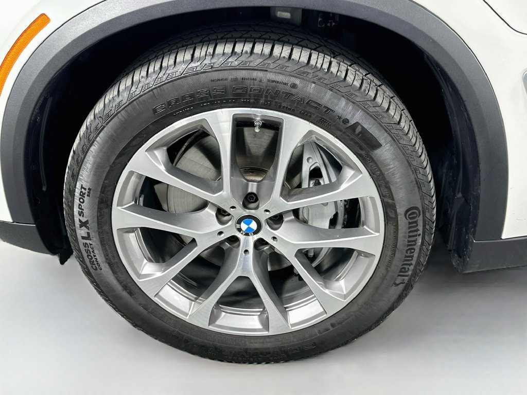 Used 2026 White Metallic BMW xDrive50e image 32