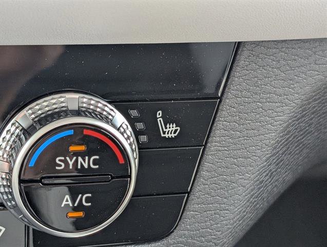 Used 2025 White Diamond Mitsubishi SE image 46