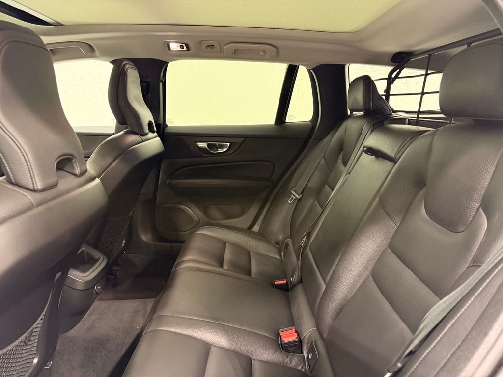 Used 2022 White Volvo  image 21