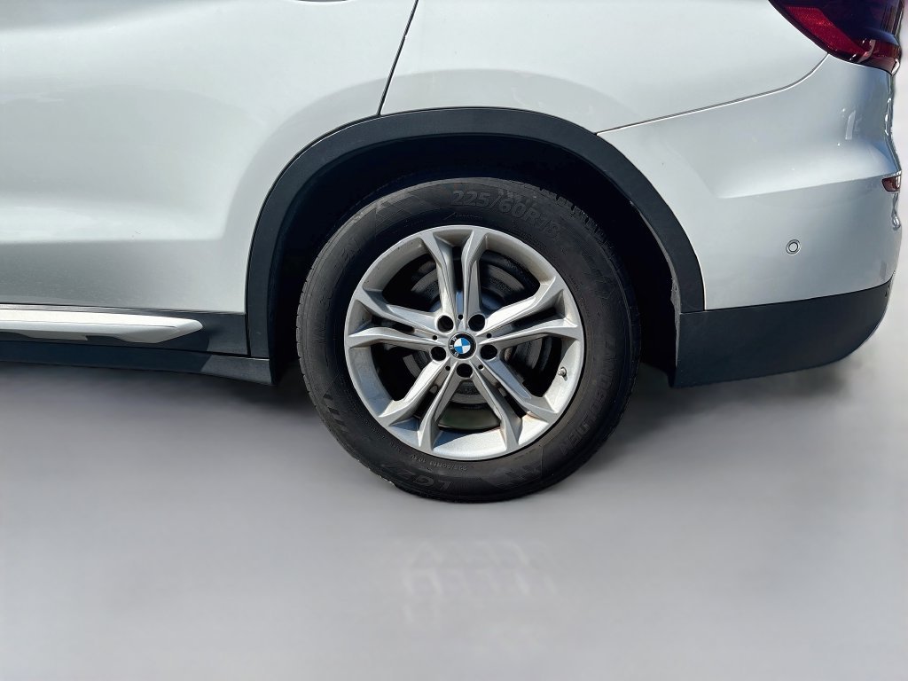Used 2021 White BMW sDrive30i image 10