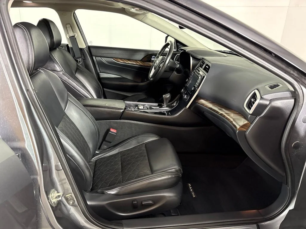 Used 2016 Gray Nissan Platinum image 15