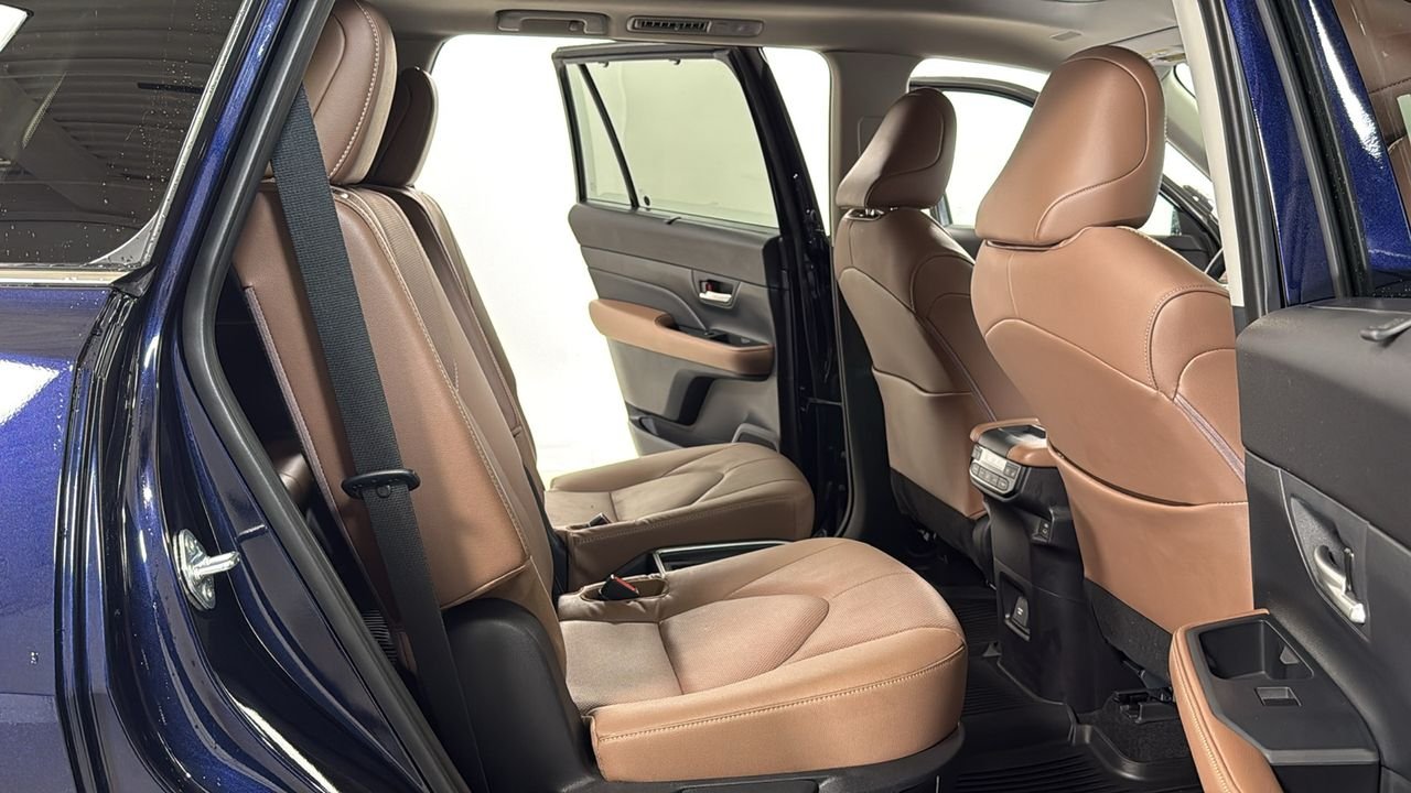 Certified Used 2025  Toyota Platinum image 18