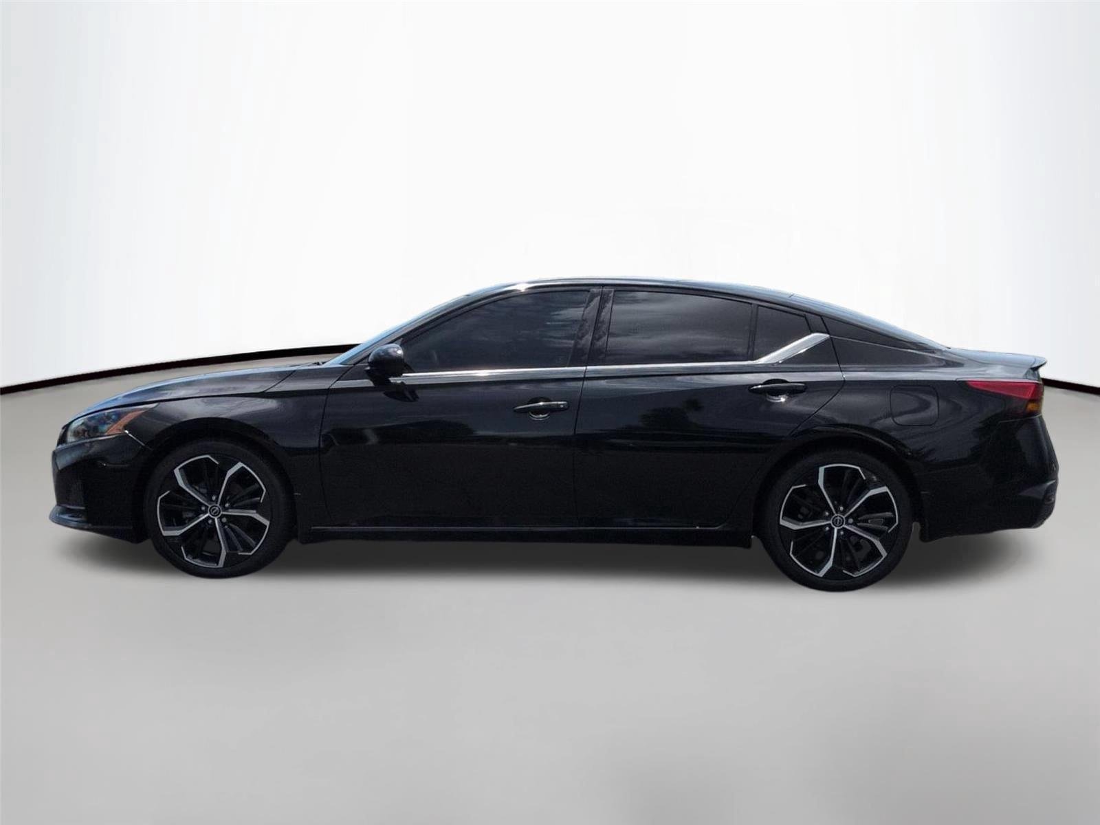 Used 2023 Super Black Nissan 2.5 SR image 2