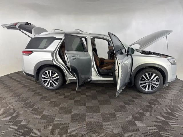 Used 2022 Silver Nissan Platinum image 16