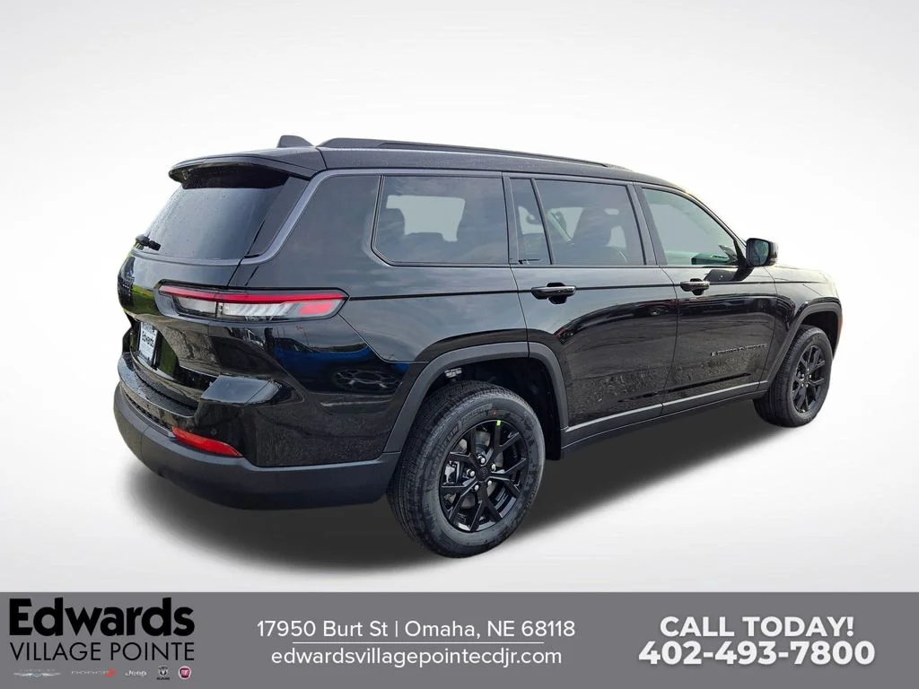 New 2026 Diamond Black Crystal Pearl-Coat Exterior Paint Jeep Altitude image 3