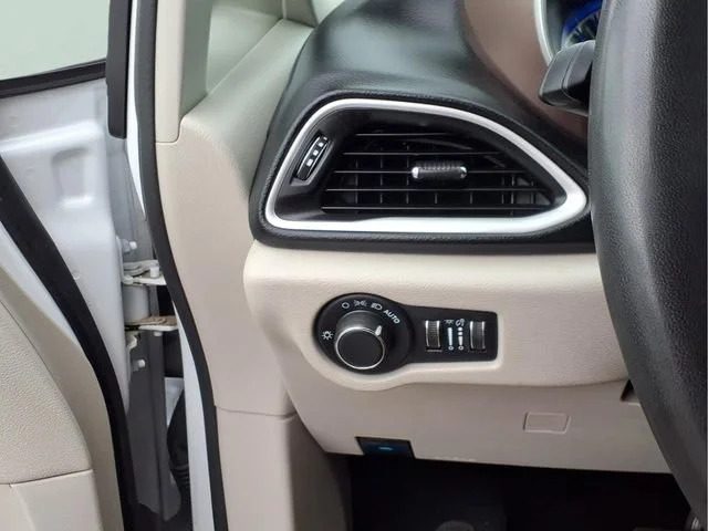 Used 2024  Chrysler LX image 12