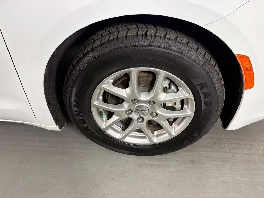 Used 2023 White Chrysler LX image 10