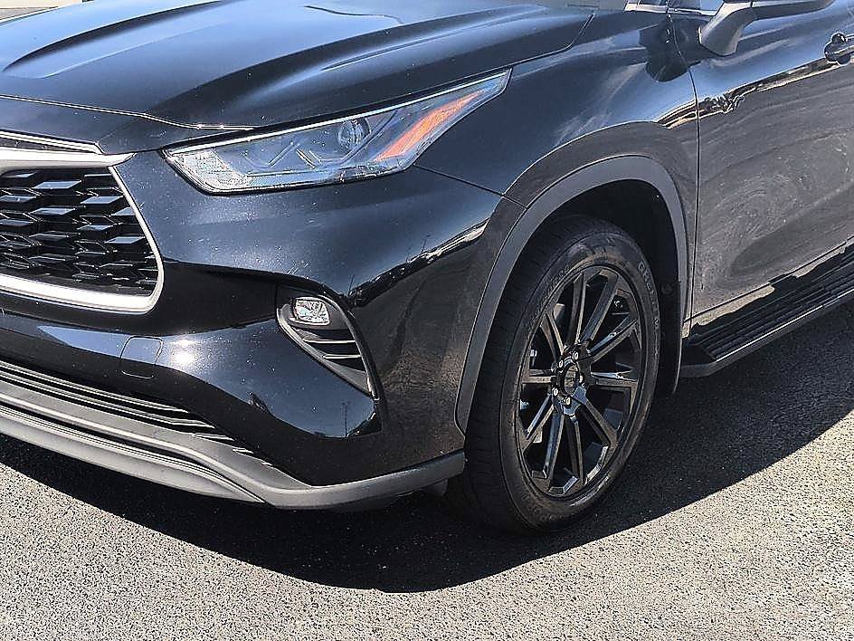 Used 2022 Midnight Black Metallic Toyota XLE image 9