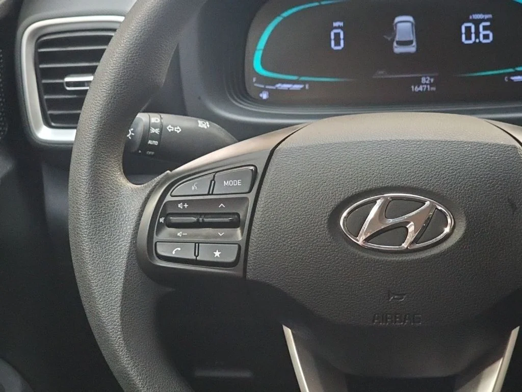 Used 2025 Lunar White Hyundai SE image 16
