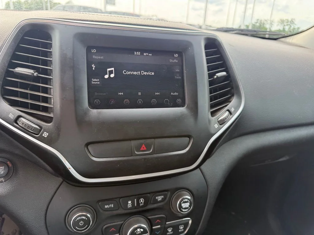 Used 2019 Silver Jeep Latitude Plus image 13