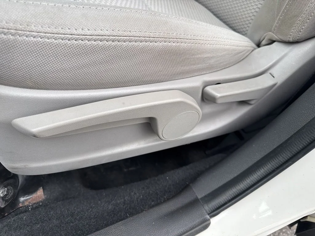 Used 2015 White Subaru 2.5i image 24