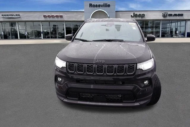 New 2026 Diamond Black Crystal Pearl-Coat Exterior Paint Jeep Altitude image 8