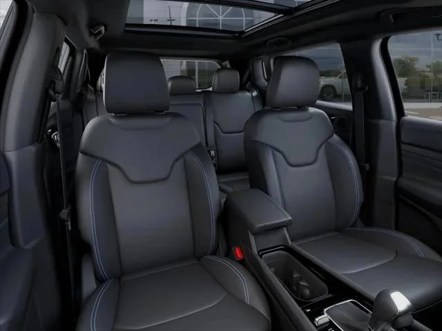New 2025 Diamond Black Crystal Pearl-Coat Exterior Paint Jeep Limited image 33