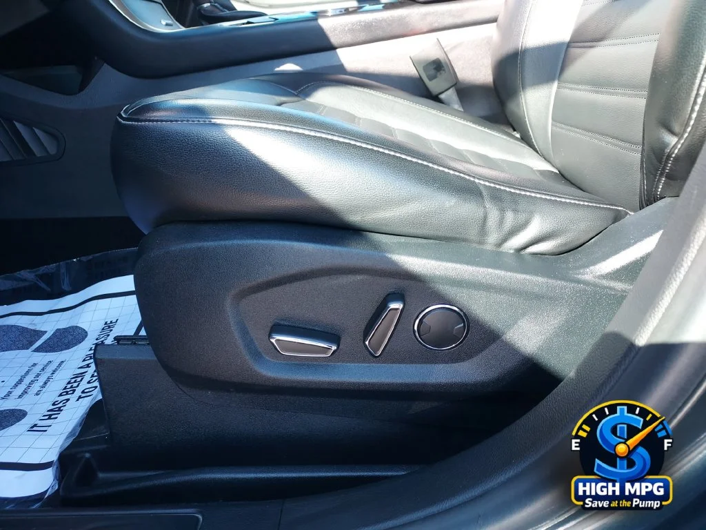 Used 2015 Gray Ford SEL image 10