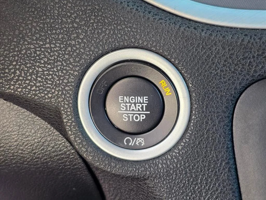 Used 2022 White Dodge SXT image 17