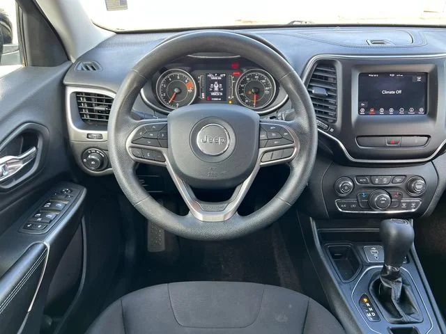 Used 2019 Diamond Black Crystal Pearlcoat Jeep Latitude image 12