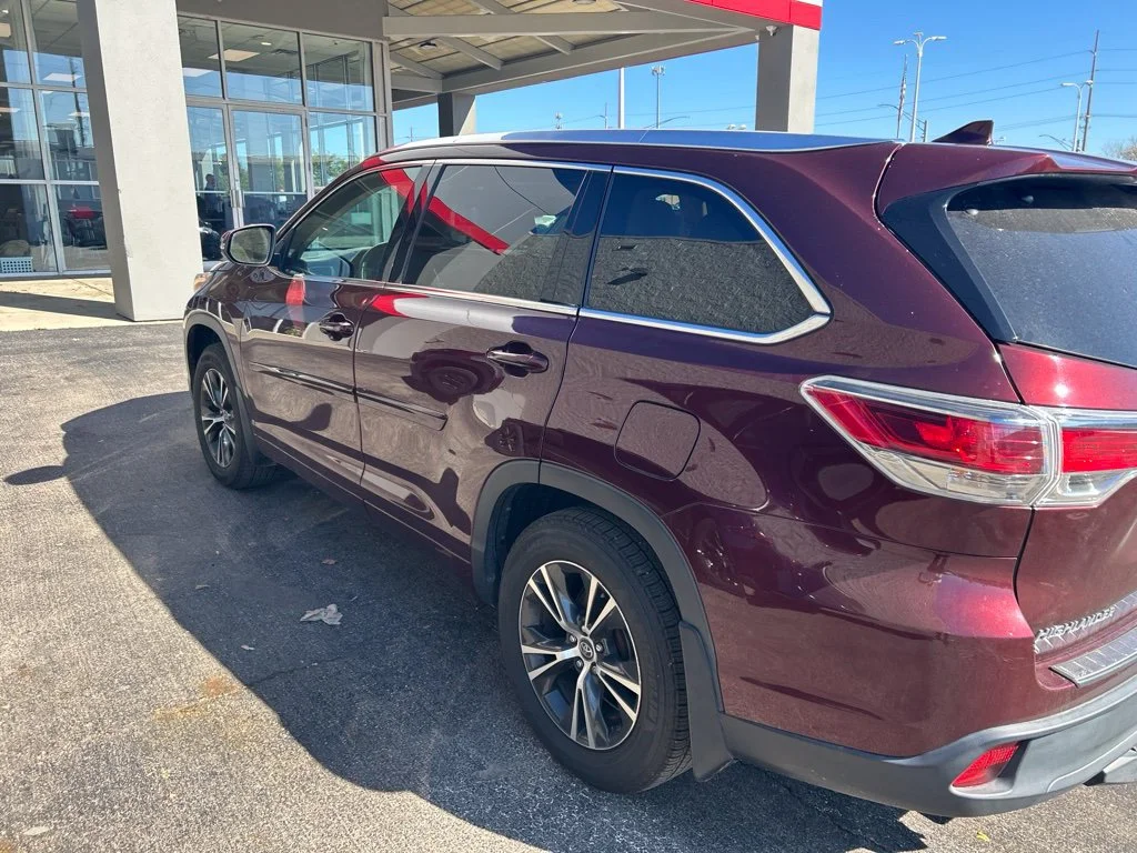 Used 2016  Toyota XLE V6 image 4