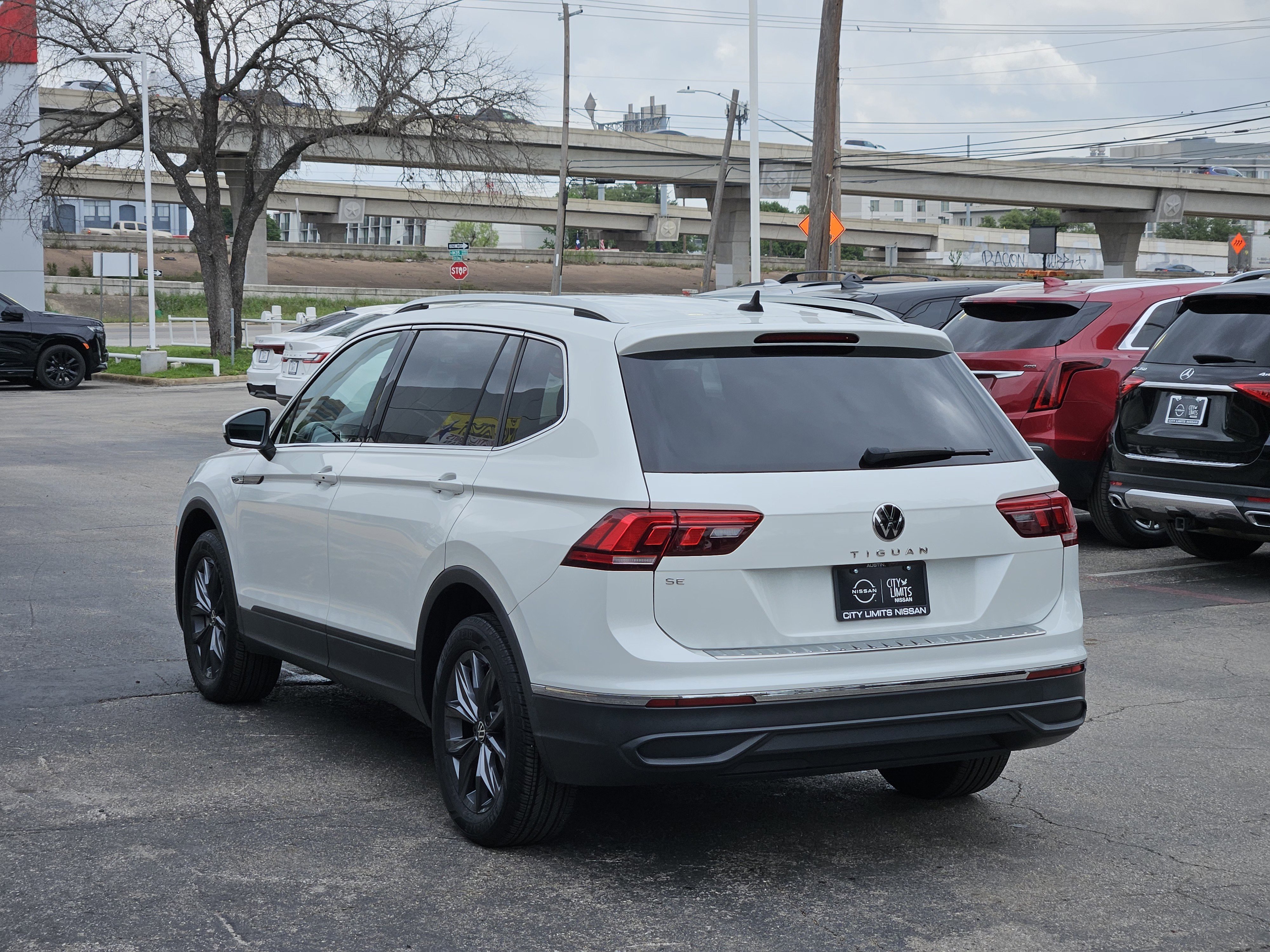 Used 2023  Volkswagen 2.0T SE image 5