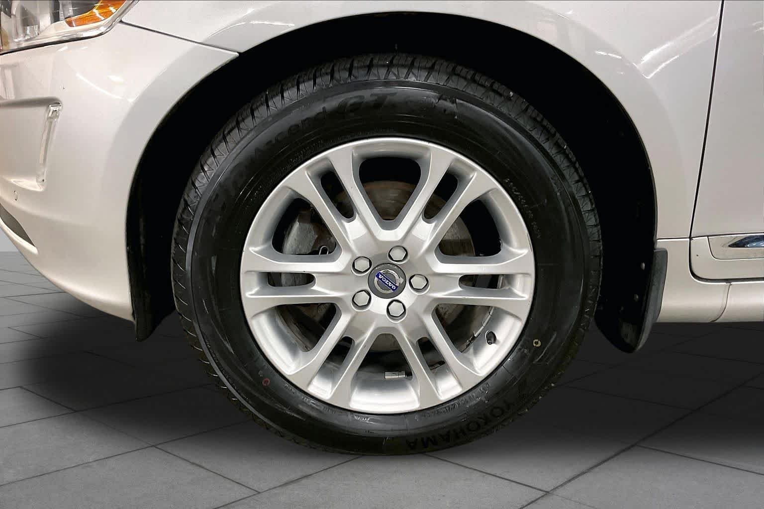 Used 2016 Bright Silver Metallic Volvo T5 Premier image 11