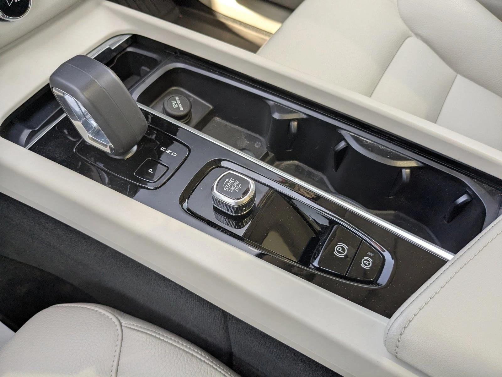 Used 2024 Crystal White Metallic Volvo Plus Dark Theme image 15