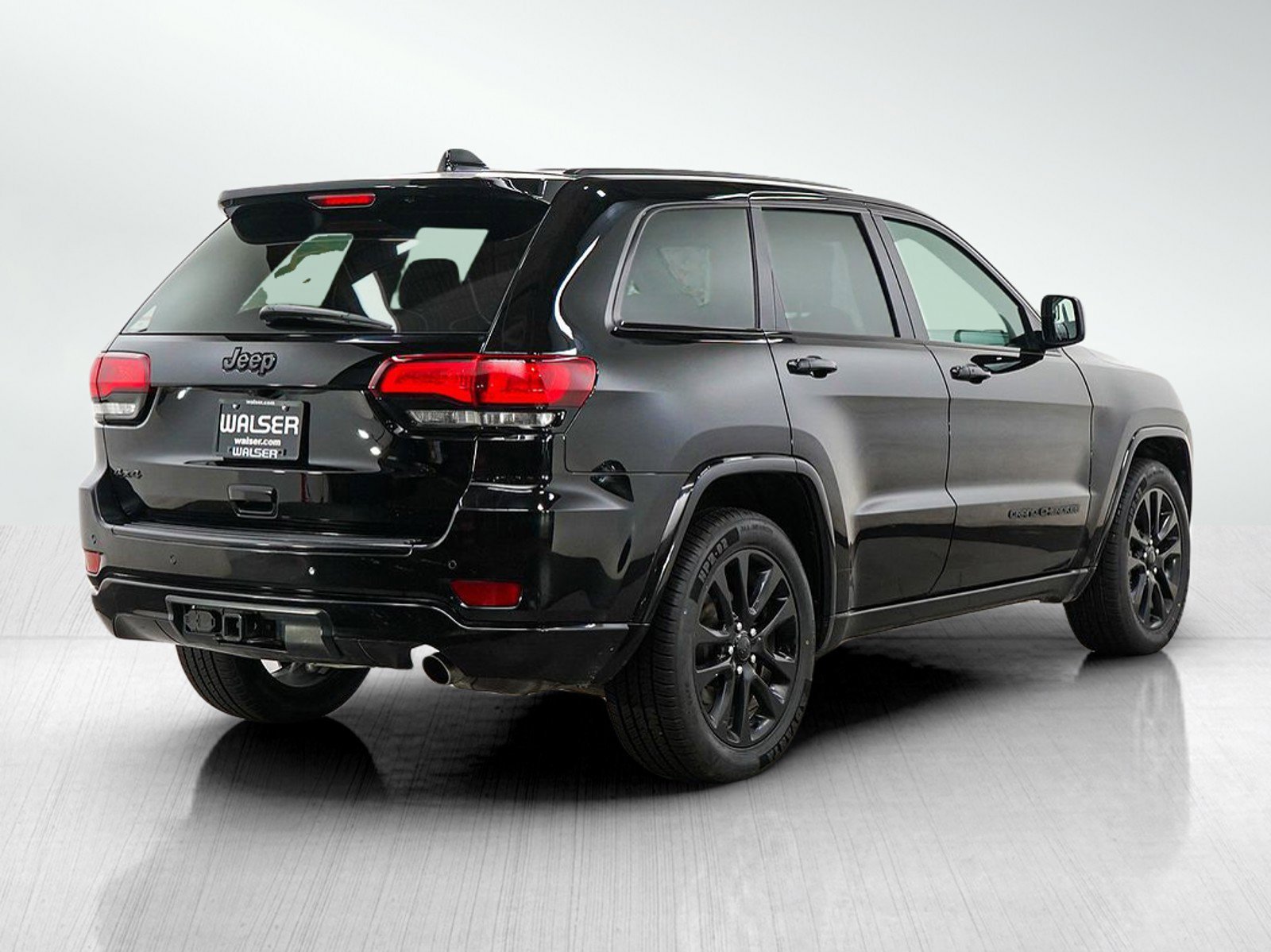 Used 2017 Diamond Black Crystal Pearlcoat Jeep Altitude 4x4 *Ltd Avail* image 6