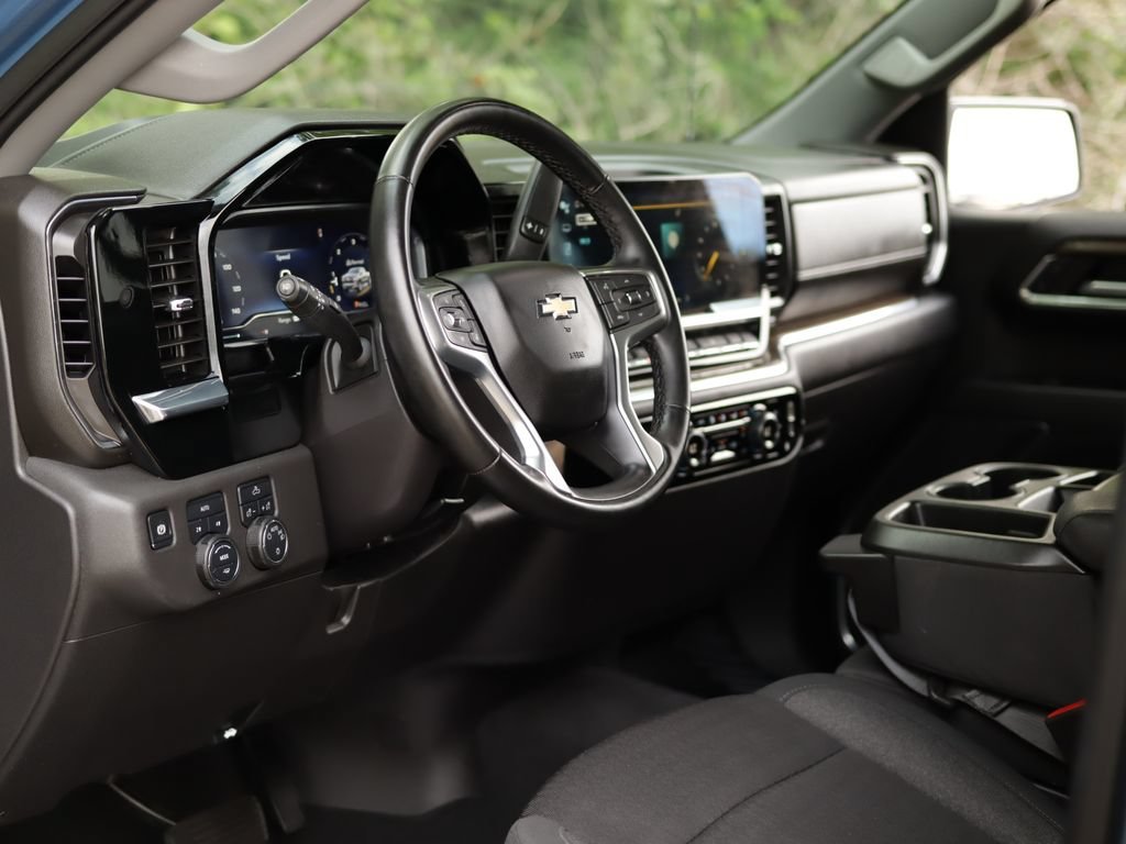 Used 2024 Lakeshore Blue Metallic Chevrolet LT (2FL) image 9