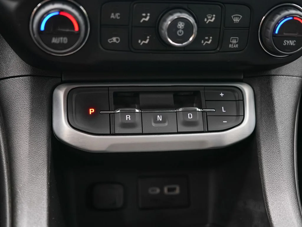 Used 2022 White GMC SLE image 23
