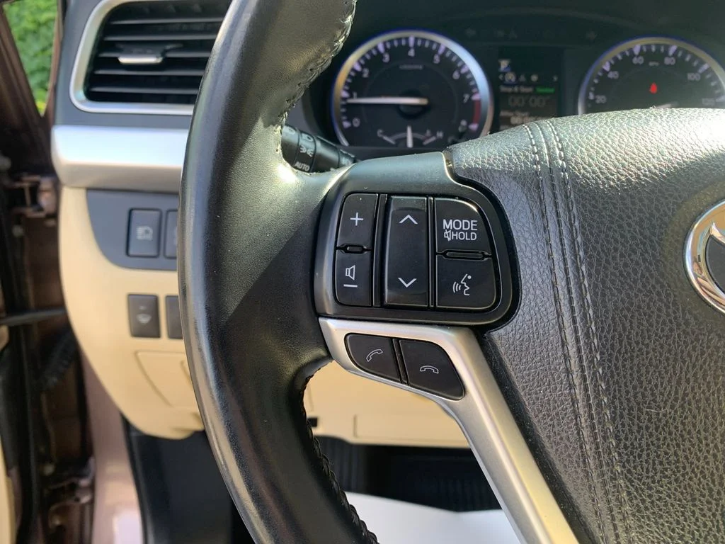 Used 2017 Brown Toyota XLE image 30