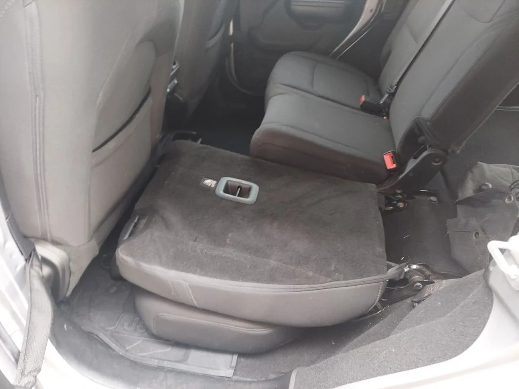Used 2018 Silver Jeep Unlimited Sport S image 39