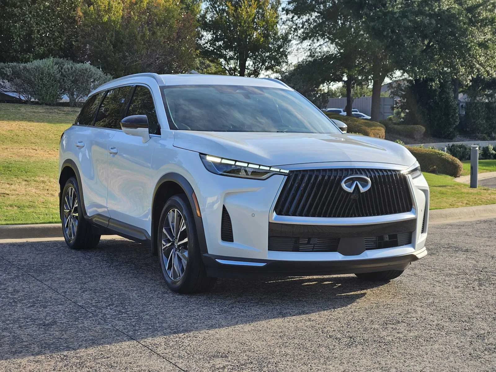 Certified Used 2027 Radiant White INFINITI LUXE image 3