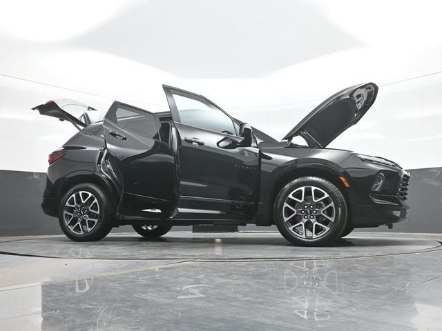 Used 2025 Black Chevrolet RS image 31