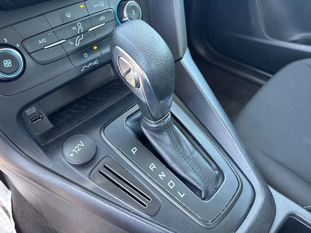 Used 2018 Gray Ford SE image 25