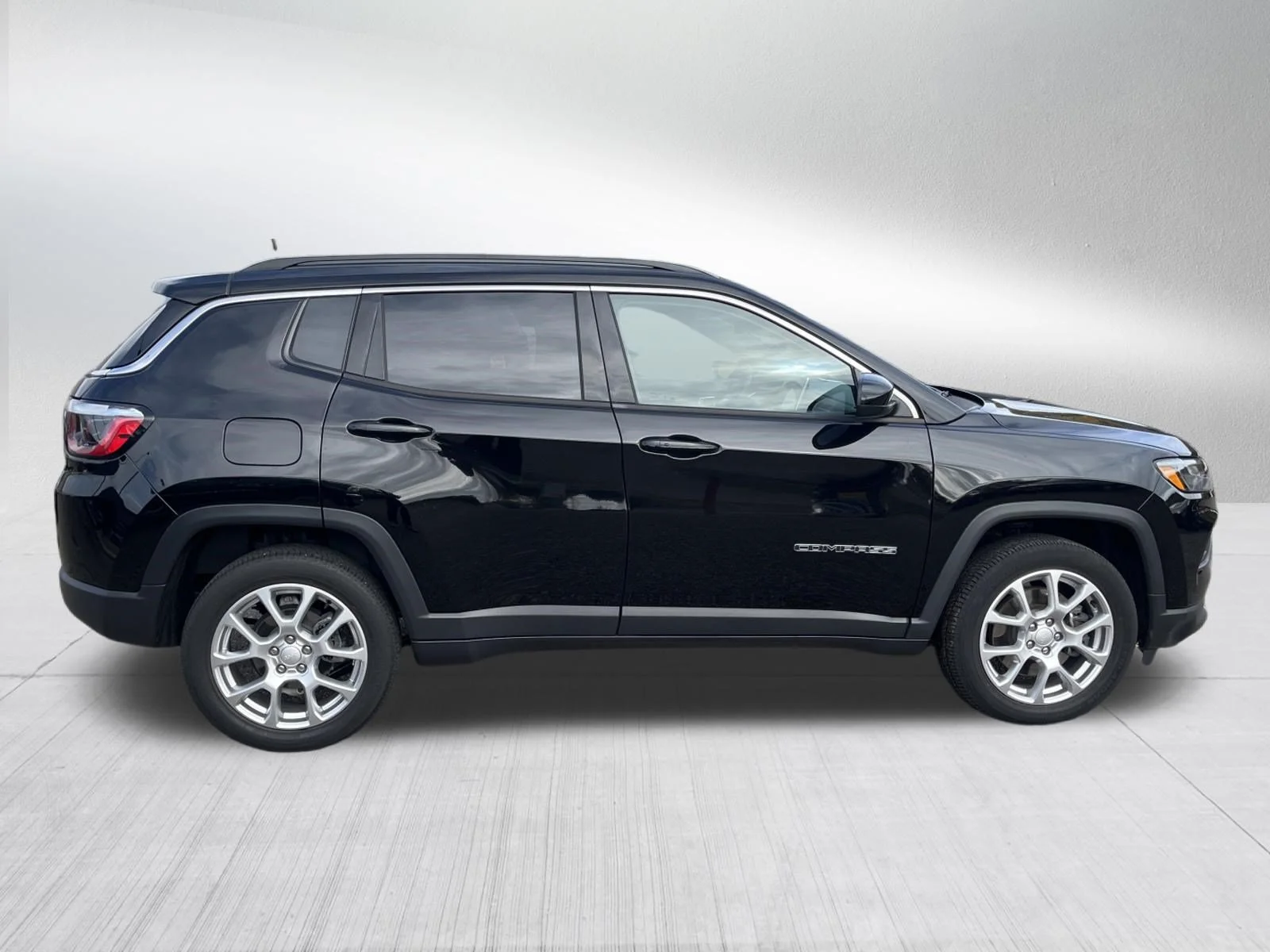Used 2023 Diamond Black Crystal Pearlcoat Jeep Latitude Lux image 4
