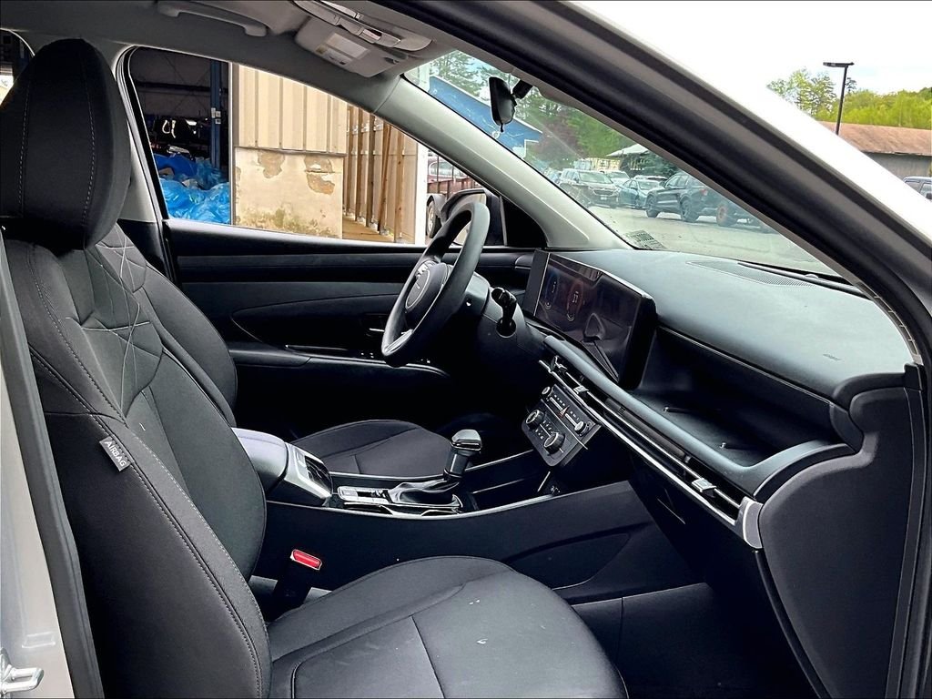 Used 2025 Shimmering Silver Hyundai SE image 14
