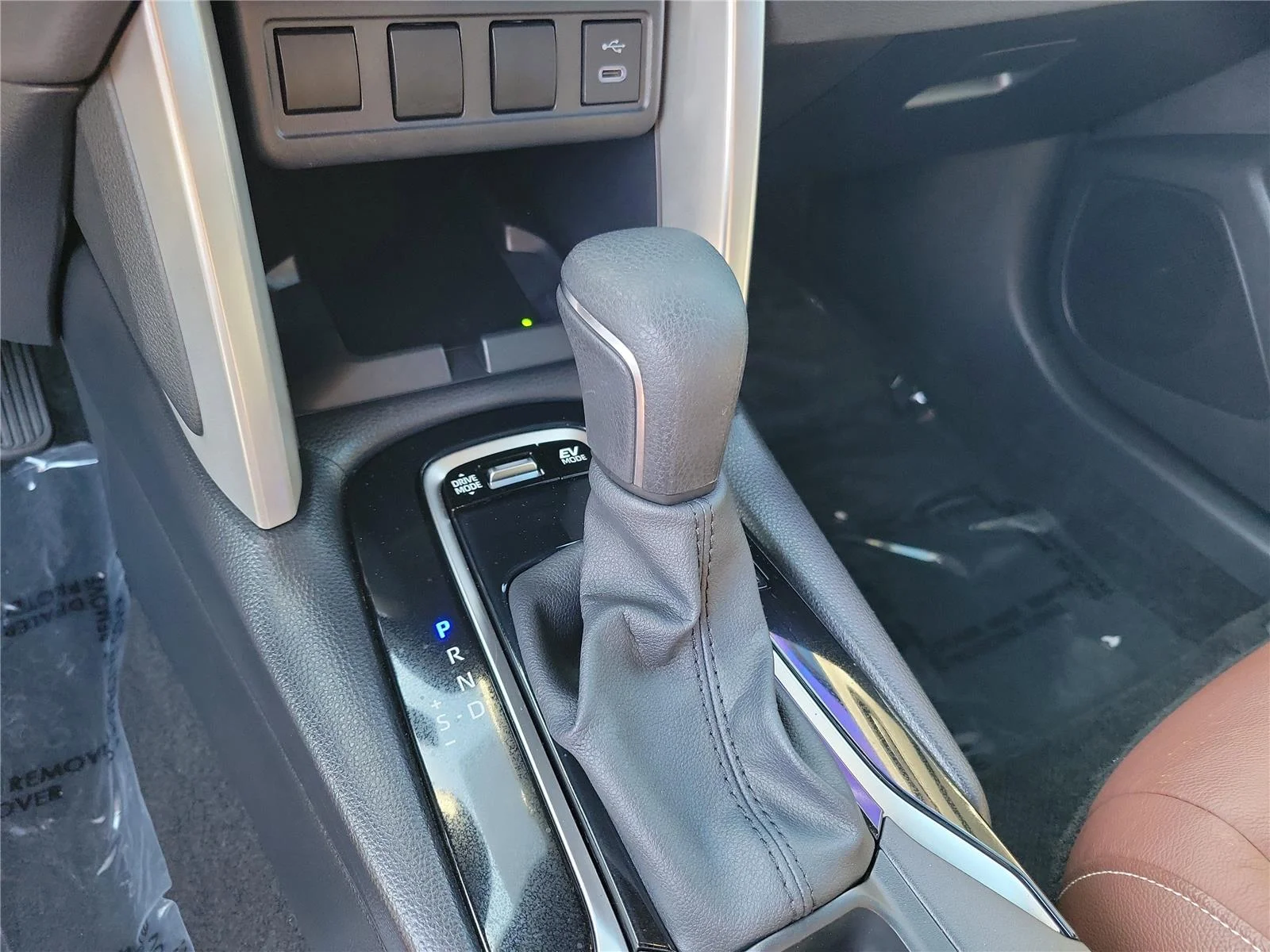Used 2024 Wind Chill Pearl Toyota Hybrid SE image 33