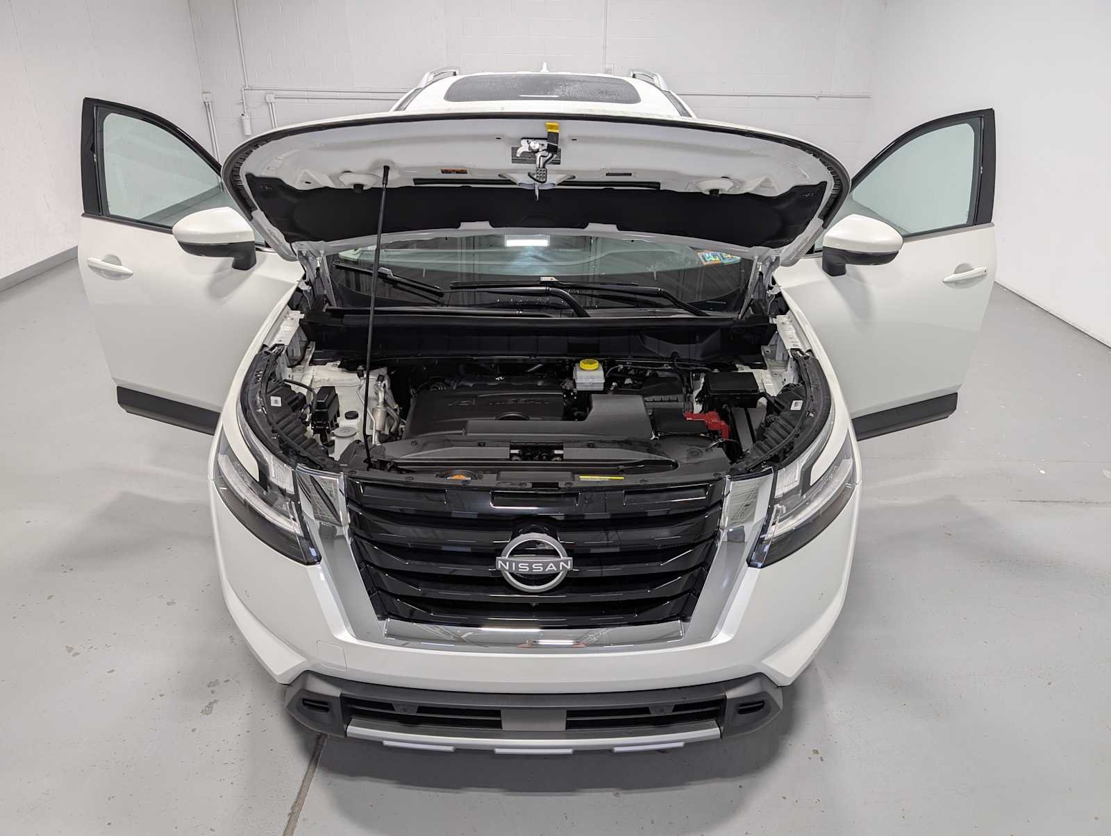 Used 2024 Pearl White Tricoat Nissan SL image 13