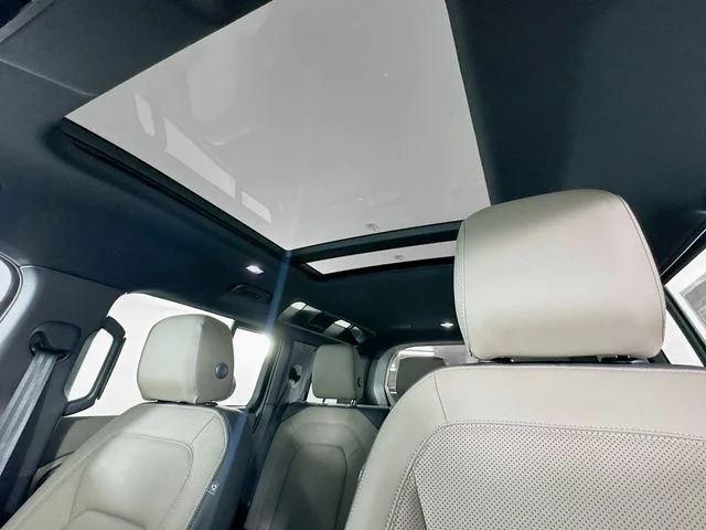 Certified Used 2025 Green Land Rover X-Dynamic SE image 21