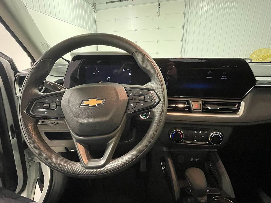 Used 2025 White Chevrolet LS image 33