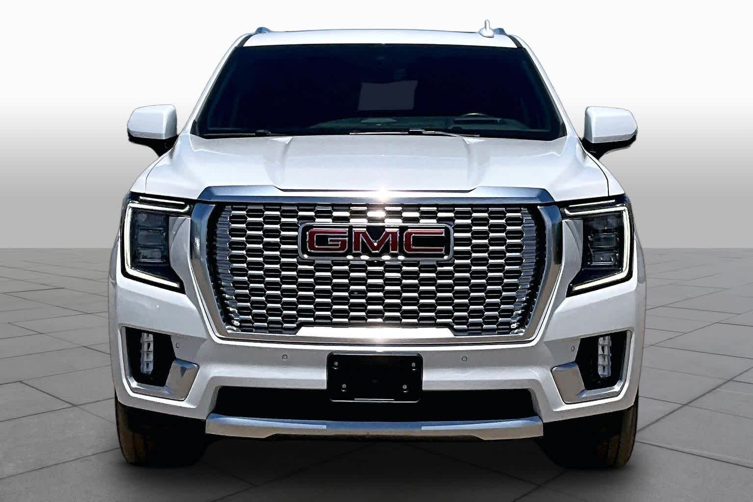 Used 2022 White Frost Tricoat GMC Denali image 3